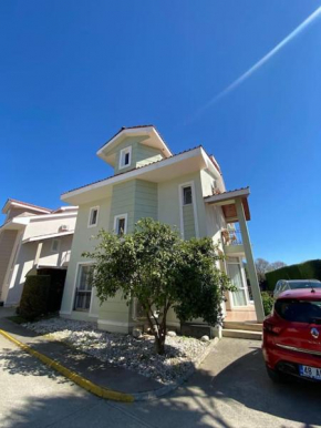 Fethiye’de Havuzlu ve Bahçeli 4+1 Tripleks Villa Oasis
